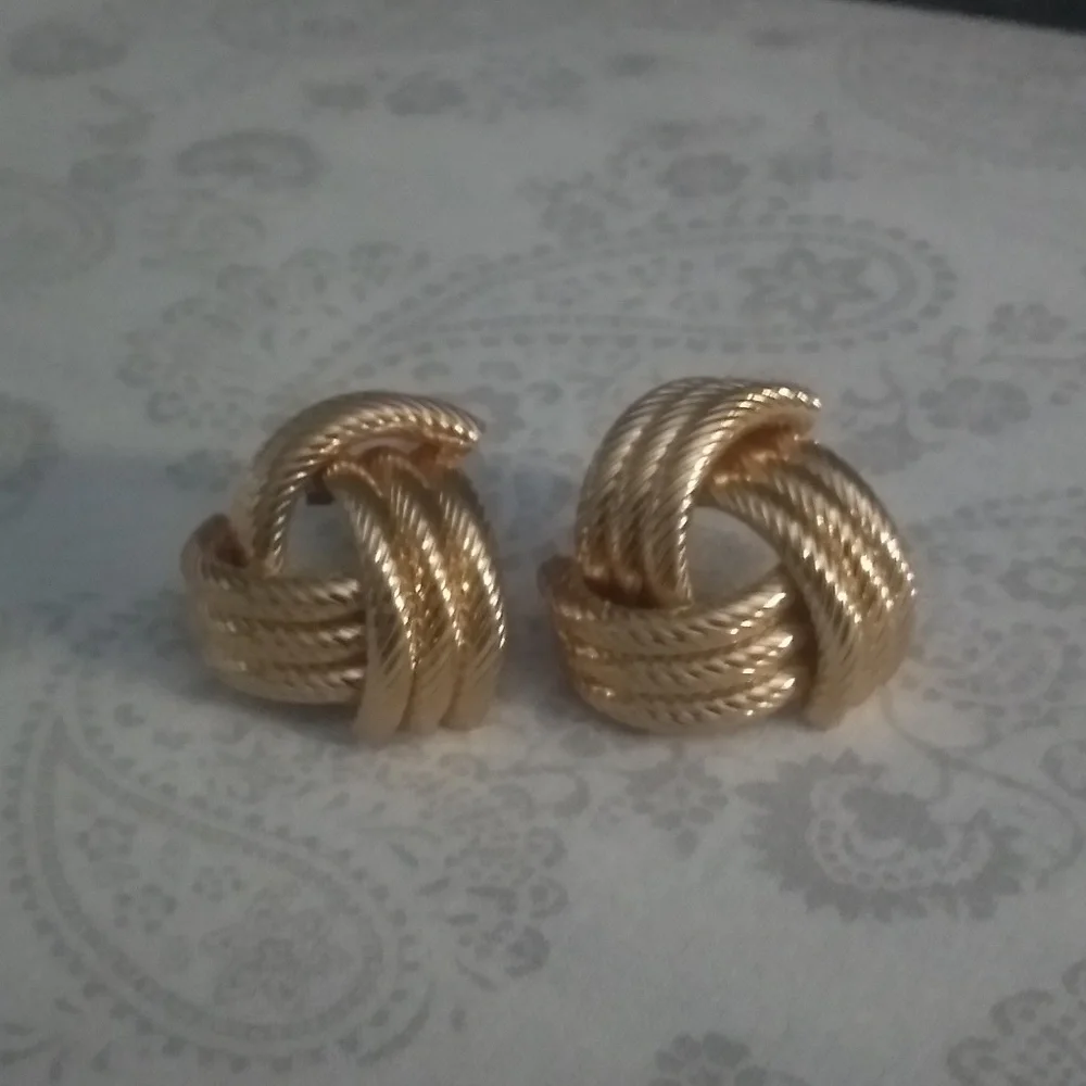 BNWT BEAUTIFUL LG GOLD-TONE KNOT STYLE EARRINGS - Picture 3 of 7